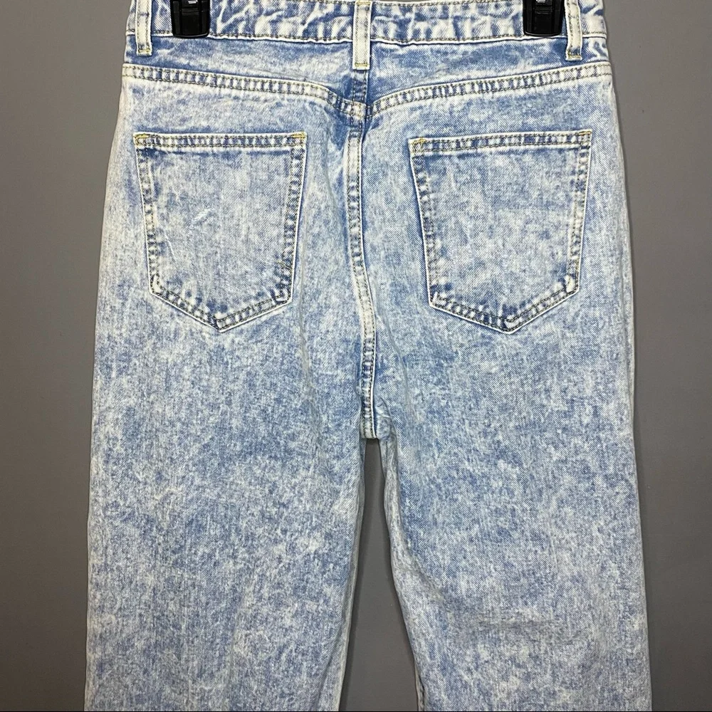 PrettyLittleThings Wide Leg Distressed Denim Acid Wash Jeans - Picture 5 of 8